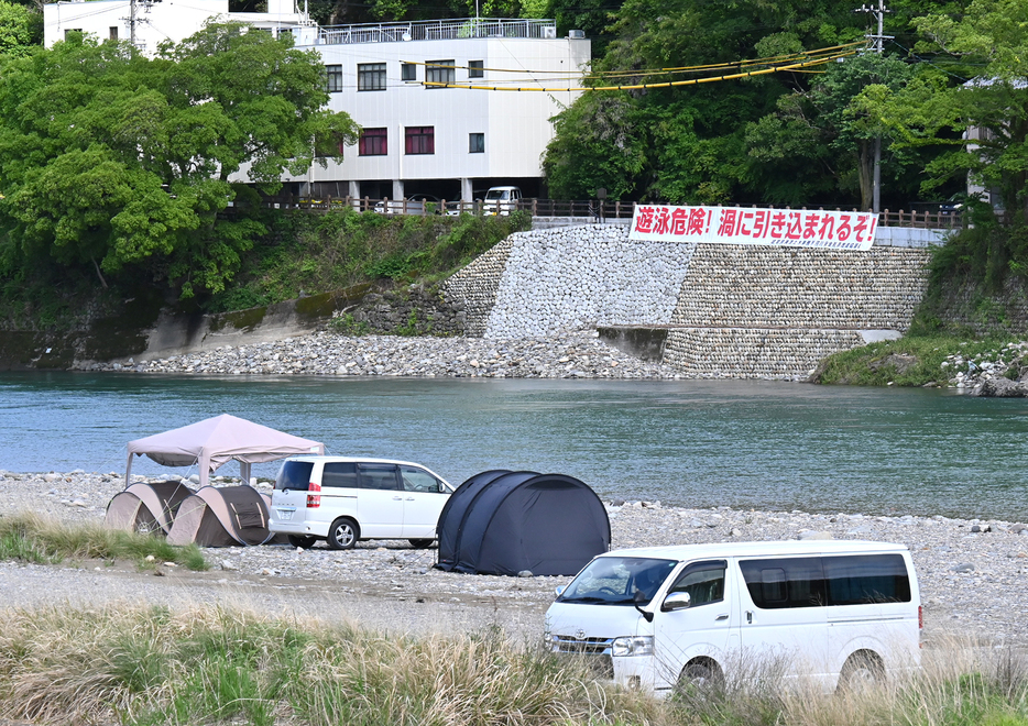 美濃市内を流れる長良川では水の事故も多いことから、注意喚起の横断幕も張られていた2021年5月2日、撮影：川柳雅裕／NAMEDIA）