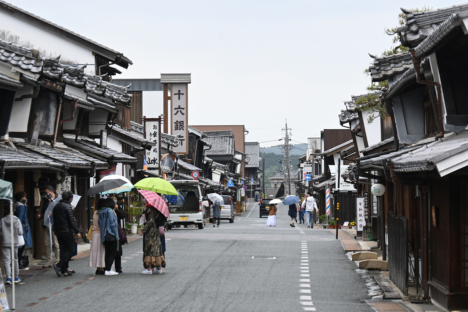 岐阜県美濃市の「うだつの上がる町並み」。この日は朝から小雨模様だった（2021年5月2日、撮影：川柳雅裕／NAMEDIA）