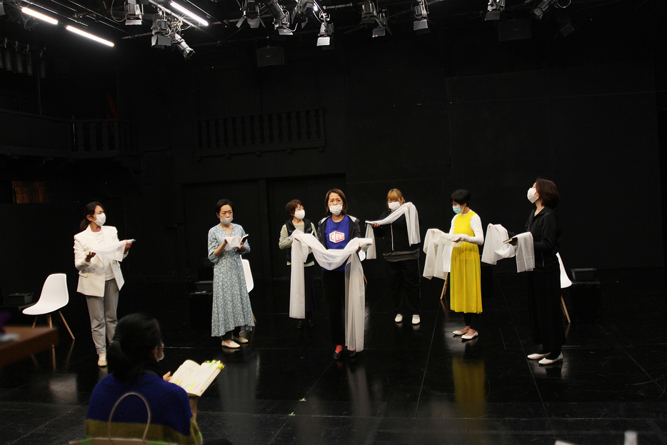 4月に上演したオフアトリエ企画「SEVEN・セブン」の稽古の様子。同作は2007年に米国で発表された戯曲で、7人の女性社会活動家と7人の女性劇作家の出合いから生まれた