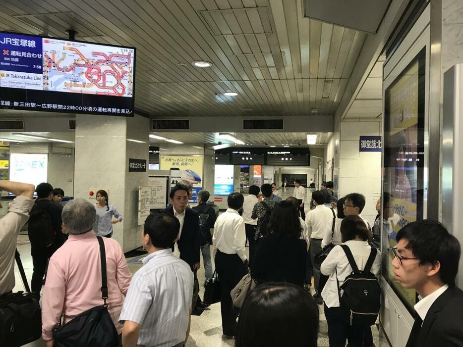 [写真]大阪駅の改札前で運行再開を待つ人たち（THE PAGE編集部）