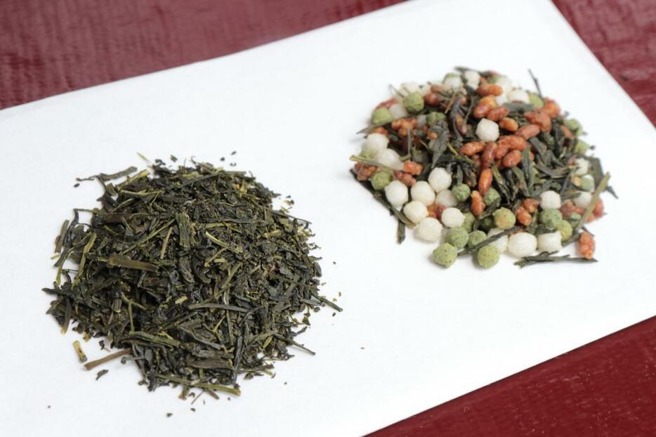 北限のお茶『伊達茶』には煎茶と玄米茶がある。お湯で淹れるのも美味しいが、氷水で茶の甘みをじっくりと抽出した冷茶の旨さも抜群。玄米茶にはかぐや姫という品種を全国で唯一栽培する東松島の生産農家木村さんの作る米を使用。震災で田畑をほとんど失った木村さんだが、今は代用地で最高品質の米作りをしている