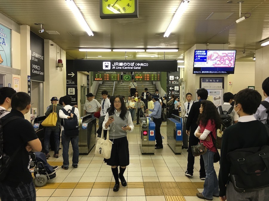 大阪府北部で震度6弱の地震が発生。運転見合わせとなり混雑するJR鶴橋駅＝2018年6月18日午前、大阪府大阪市で