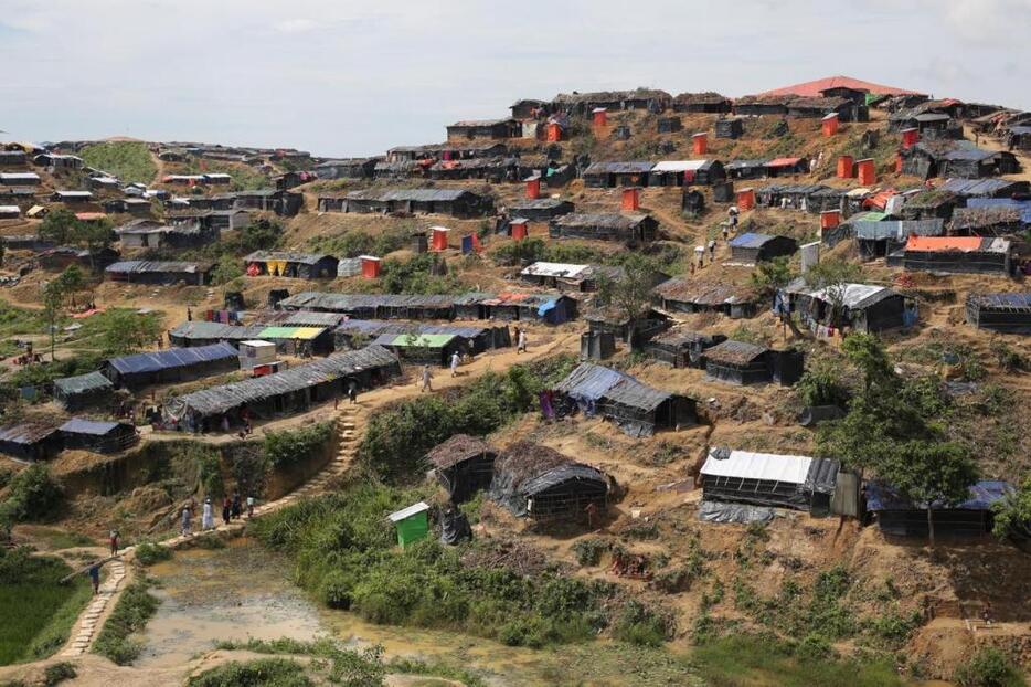 バングラデッシュのコックスバザールの丘陵地帯に形成されている難民キャンプ。茶色い土がむき出しで雨が降るとすぐにぬかるみ崩れやすい＝ハキムパラキャンプ、2017年10月撮影(C) 森佑一