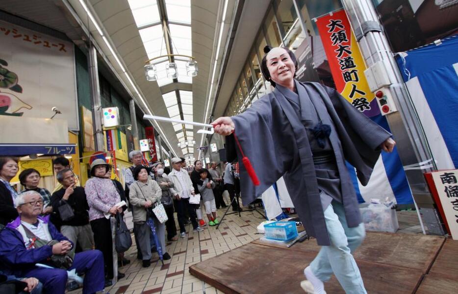 「南條まさき四畳半劇場」と題される街頭公演 (c)紀あさ