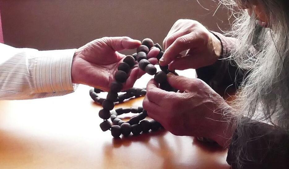 数珠は近藤さんの母からギリヤークに贈られたもの (c)紀あさ
