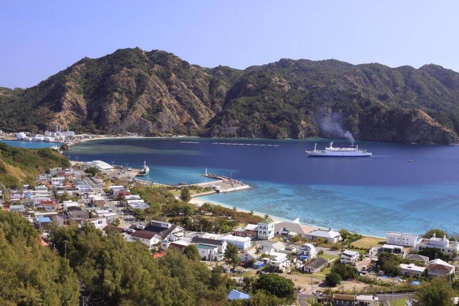 [写真]小笠原諸島・父島の集落（提供：小笠原村役場）