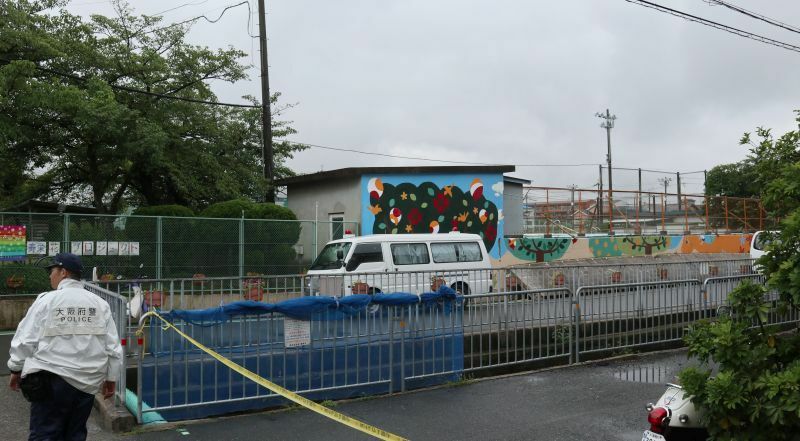 [写真]大阪府高槻市の寿栄小学校付近。ブロック塀は現在も倒れたままとなっていた＝20日午前、大阪府高槻市で