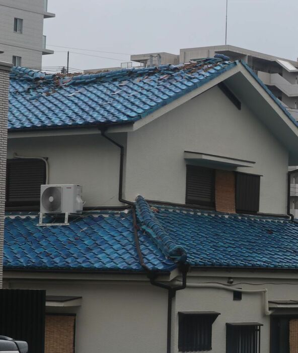 [写真]屋根瓦が崩れていた＝20日午前、大阪府高槻市で