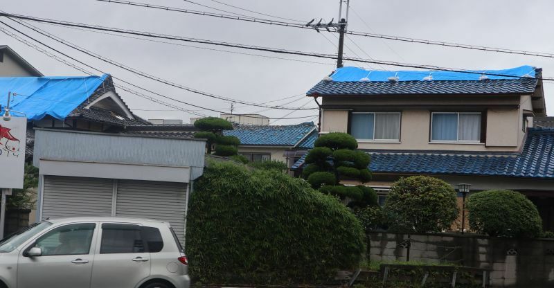 [写真]屋根瓦が壊れたり、ブルーシートをかぶせている家が多くみられた＝20日午前、大阪府高槻市で
