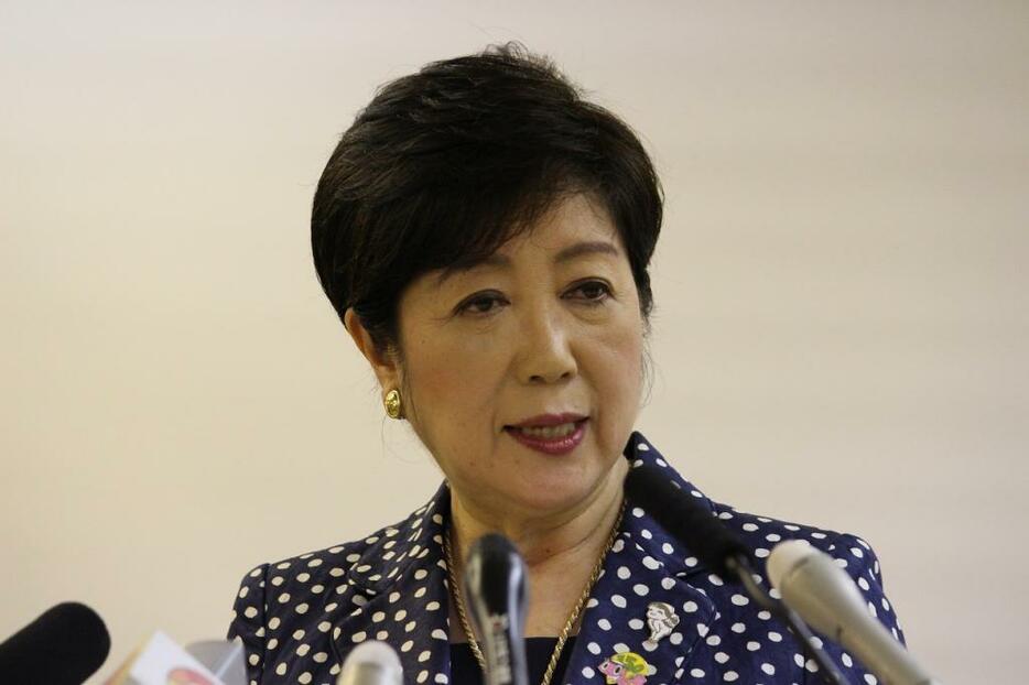 [写真]会見する小池都知事