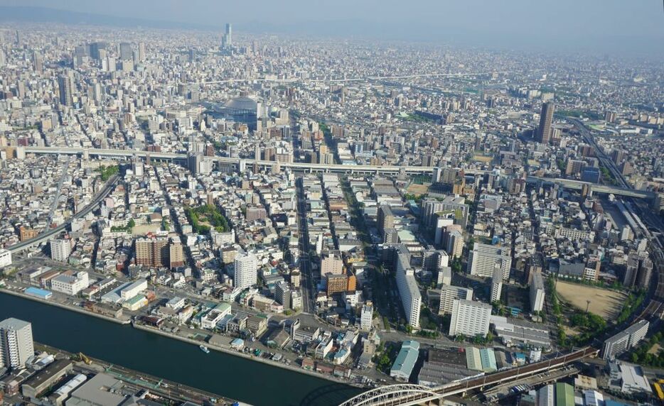 [写真]写真下には安治川、右にはJR弁天町駅。写真中央には中央大通、京セラドーム大阪もみえる＝2018年4月29日、大阪市此花区で（撮影：柳曽文隆）