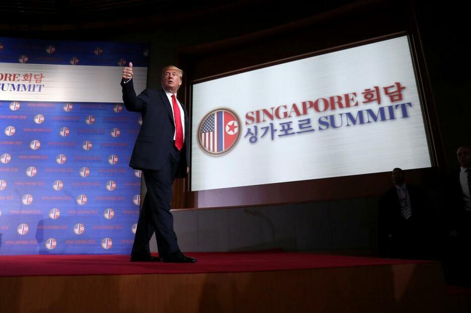 [写真]会談後に一人で会見したトランプ大統領。会場を去る際には親指を立ててみせた（ロイター/アフロ）
