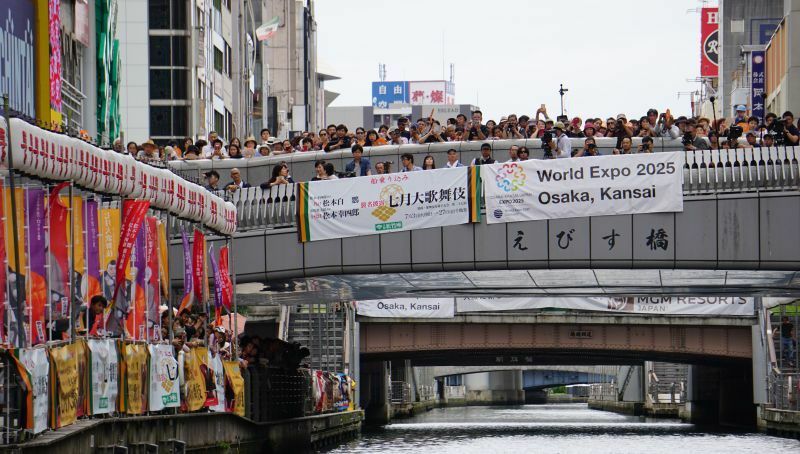 [写真]多くの人が集まった道頓堀の戎橋＝29日午後1時50分ごろ、大阪市中央区で（撮影：柳曽文隆）