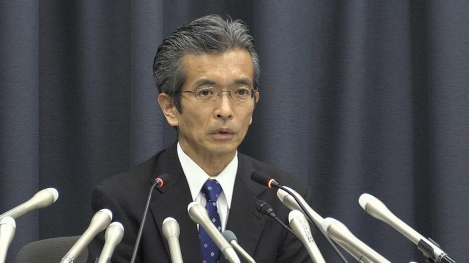 [画像]財務省がまとめた調査報告書について説明する矢野官房長