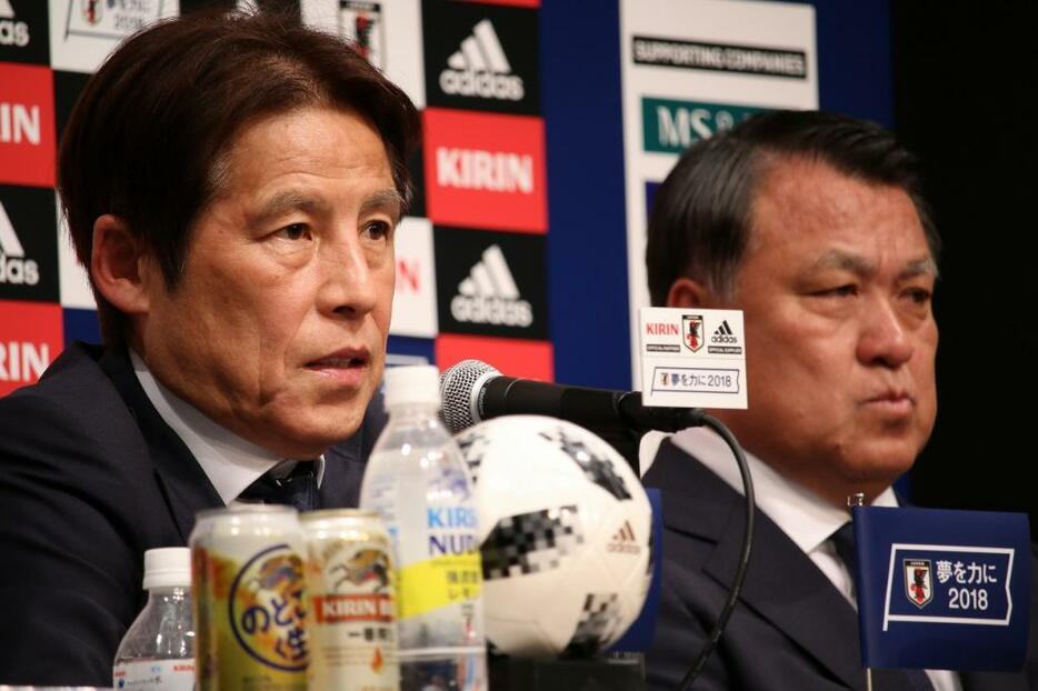 [写真]W杯メンバー発表会見に臨んだ西野監督（左）と田嶋会長
