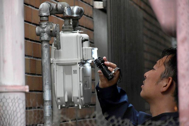 [写真]復旧作業を行う大阪ガスの職員