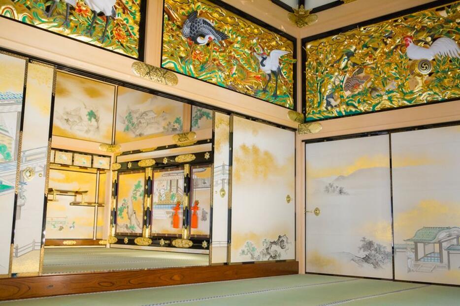 上洛殿の部屋。極彩色の彫刻欄間が輝きを放つ　(c)Takahiro Yoshida