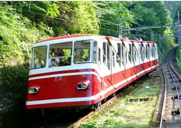 [写真]現在運行している3代目ケーブルカー。輸送力強化のために導入された、高野山ケーブルカー初の2両連結車両で、1964年に導入された（提供：南海電鉄）