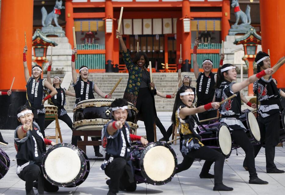 和太鼓を演奏＝2015年3月20日（ロイター/アフロ）