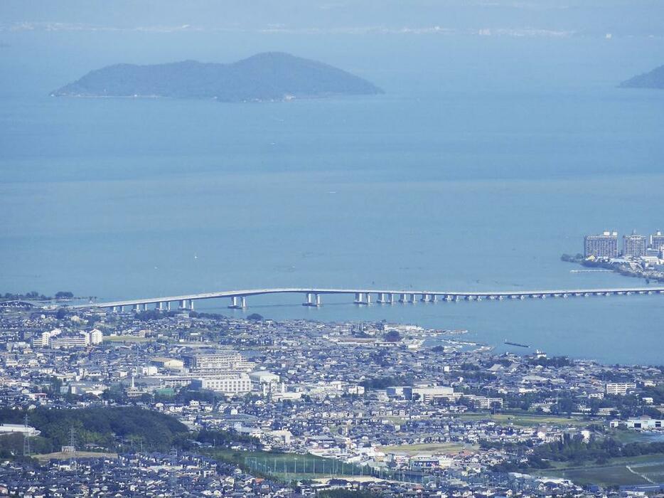 [写真]滋賀県の中心に位置する琵琶湖と琵琶湖大橋。県名変更をめぐっては「近江県」のほか「琵琶湖県」案もある（アフロ）