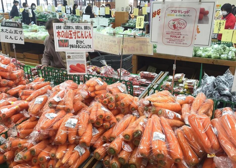 [写真]生産者の名前が入った伝統野菜などが並ぶ愛知県大府市の「JAあぐりタウンげんきの郷」