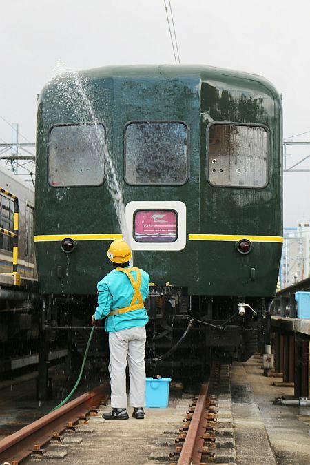 [写真]磨かれたあとは水できれいに流す。最後に走る予定の車両だ＝10日午後、大阪市淀川区で
