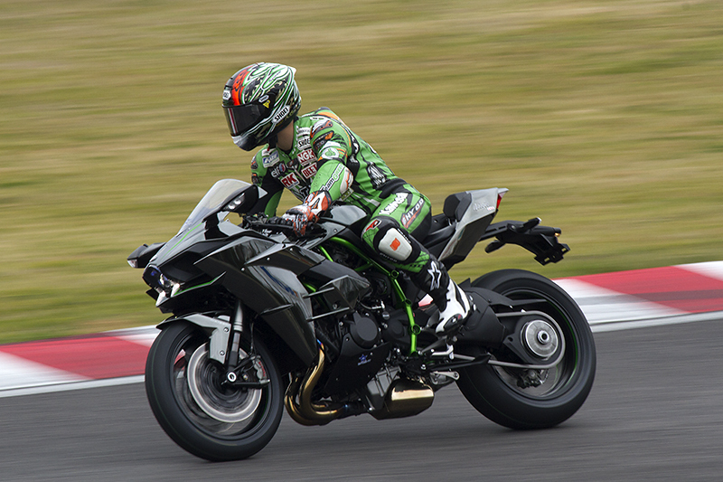 デモ走行を行うkawasaki Ninja H2（撮影：小山英之）