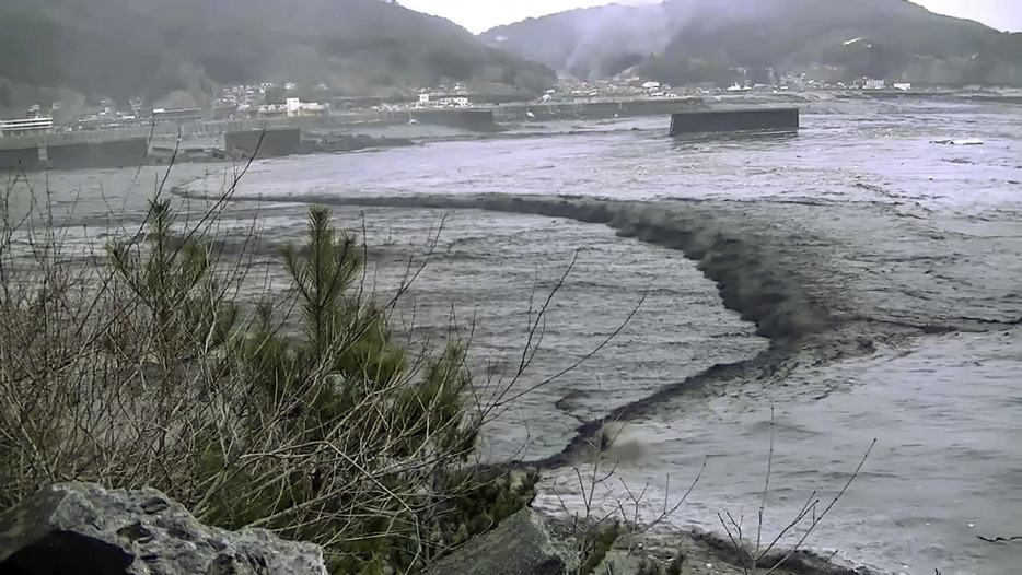 岩手県大槌町を襲う津波＝2011年3月11日（Sea Shepherd/ロイター/アフロ）