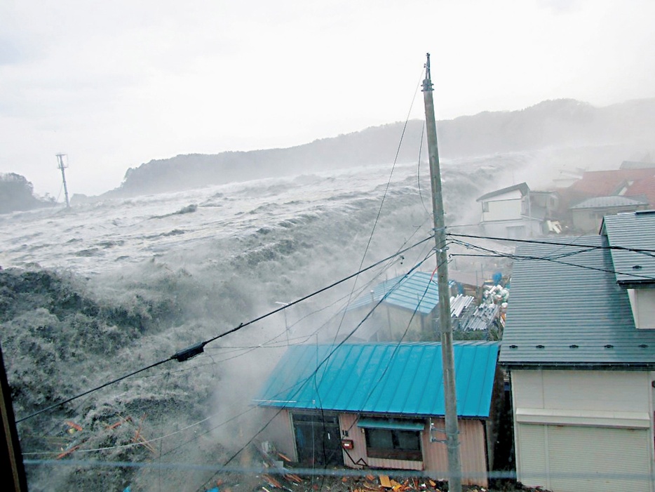 岩手県宮古市を襲う津波＝2011年3月11日（宮古市/ロイター/アフロ）