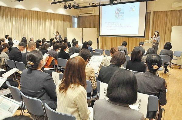 [写真]「女性の能力を活用した新たな市場創造について考える」フォーラムで、「女活のススメ」の要旨が報告された＝大阪市天王寺区上汐5のクレオ大阪中央