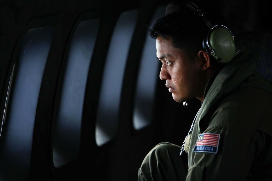 今も行方不明のマレーシア機捜索を続ける空軍＝2015年3月5日（ロイター/アフロ）