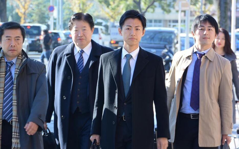 [写真]昨年12月19日の論告求刑公判に臨む藤井市長（右から2番目）と弁護団。左端は郷原弁護士