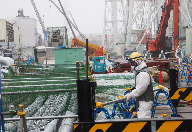 凍土式遮水壁の工事が進む現場。作業員はタングステンのベストを身に付けている