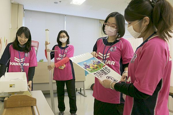 [写真]区役所の窓乳幼児健診準備もセレッソTシャツを着て作業する職員ら＝13日午前10時ごろ、大阪市東住吉区で
