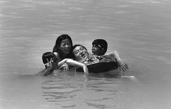 [写真]海水浴も家族4人で楽しんだ（春山家提供）