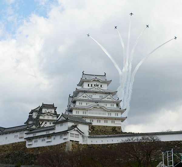 [写真]姫路城上空にブルーインパルスあらわる。26日午前10時からが本番だ=25日午前11時半ごろ、兵庫県姫路市で