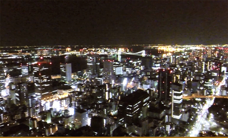 [写真]ドローンで撮影した首都・東京の夜景。レインボーブリッジが見える
