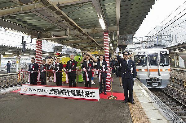 [写真]電化開業出発式の様子（今月1日、JR武豊線・大府駅ホームで）