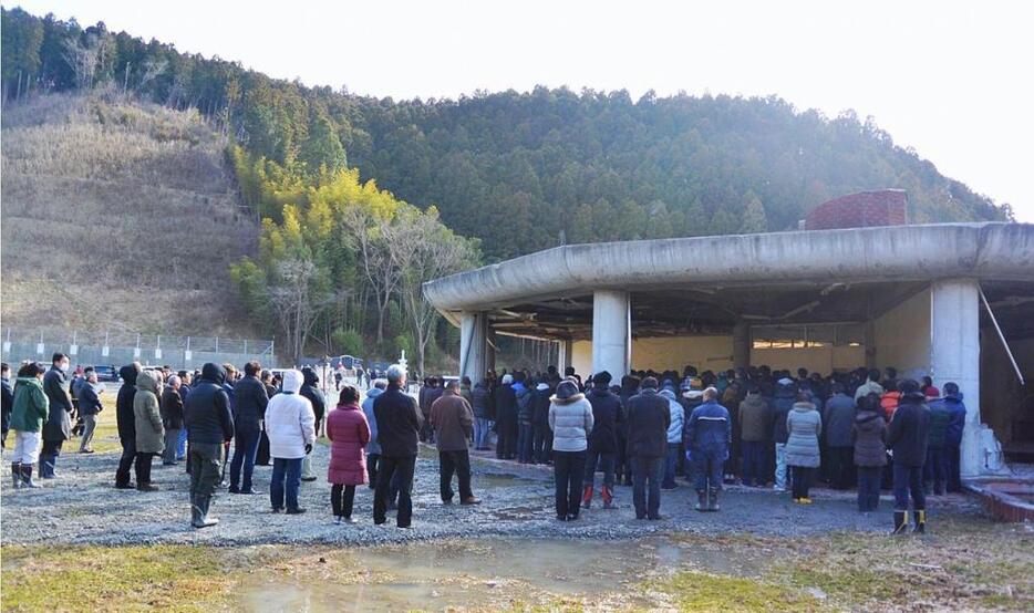 [写真]震災から4年となる3月11日、宮城県石巻市の大川小学校では慰霊式典が行われ、2時46分に合わせて、防災無線からサイレンが鳴るなか、参列者たちが黙祷を捧げる