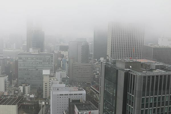 [写真]高層ビルの上に層雲がかかっている＝19日正午ごろ、大阪市北区で