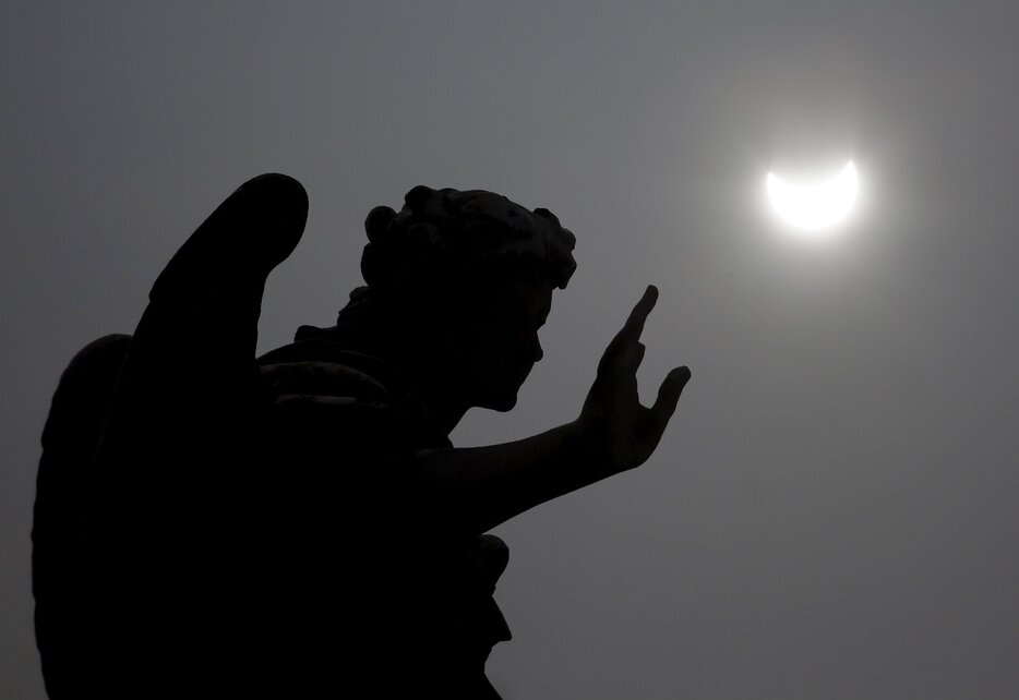 欧州各地で観測された「黒い太陽」（ロイター/アフロ）