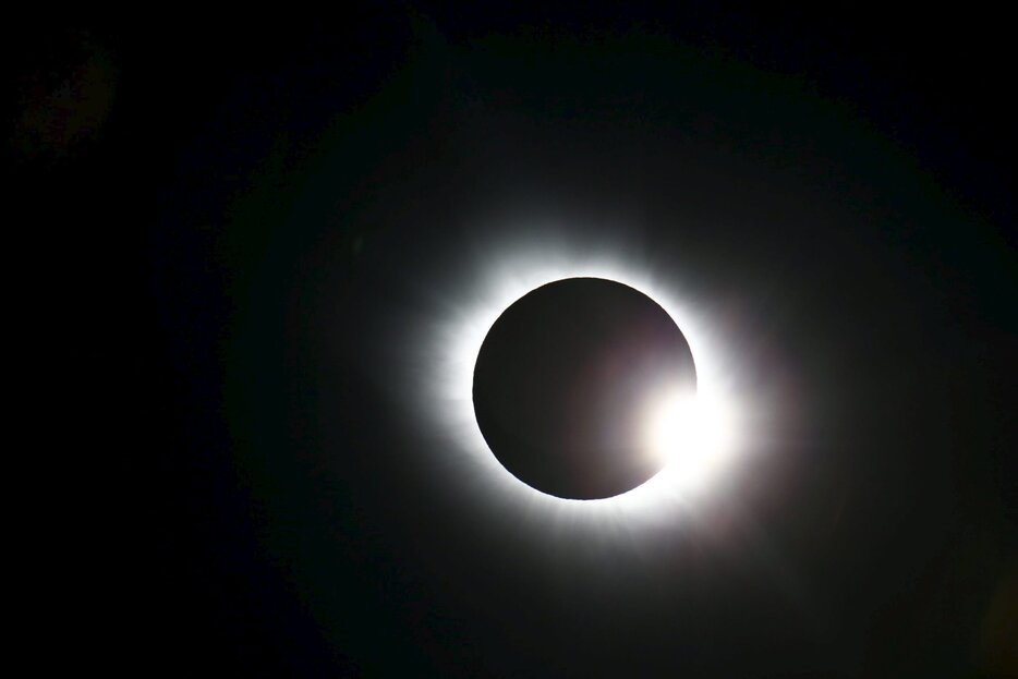 欧州各地で観測された「黒い太陽」（ロイター/アフロ）