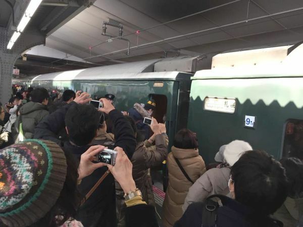 [写真]大阪駅にはトワイライトエクスプレスの最後の雄姿を見ようと大勢のファンが殺到している＝12日午前11時15分ごろ、大阪市北区で