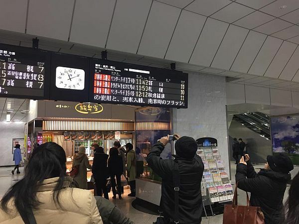 [写真]大阪駅にはトワイライトエクスプレスの最後の雄姿を見ようと大勢のファンが殺到している＝12日午前11時10分ごろ、大阪市北区で