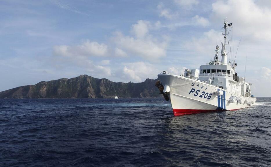 [写真]魚釣島の前を航行する海保巡視船「ほうおう」(2013年8月資料写真)（ロイター/アフロ）