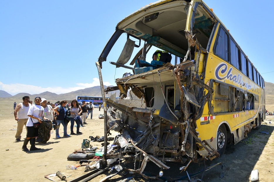 大破した大型バス＝2015年3月23日（代表撮影/ロイター/アフロ）