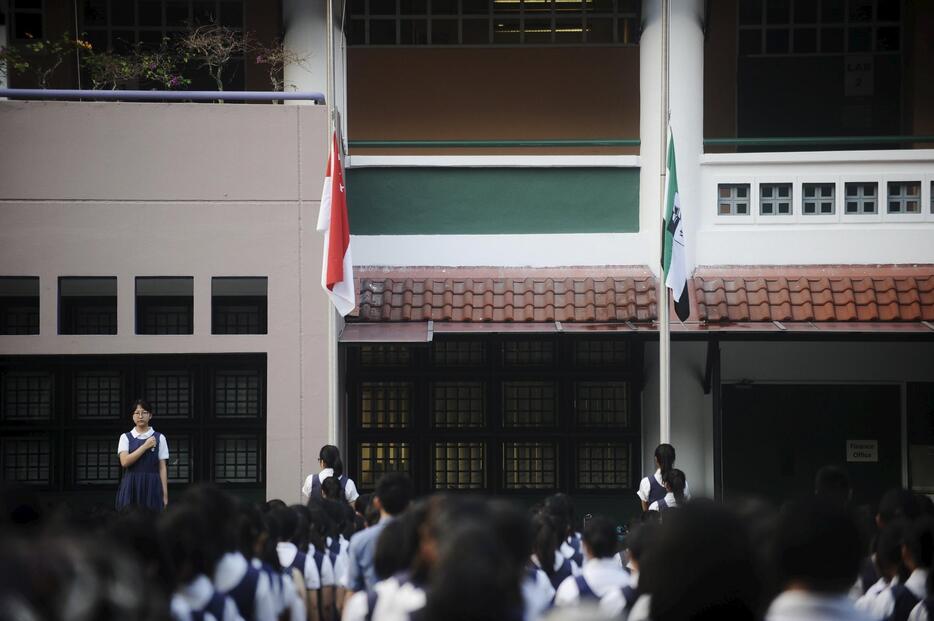 半旗を掲げた学校＝2015年3月23日（ロイター/アフロ）