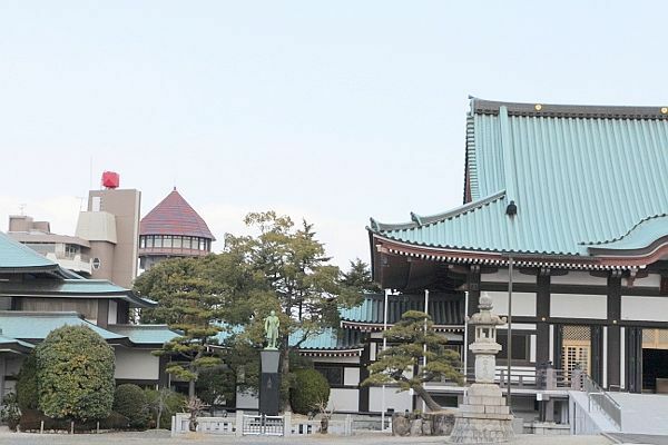 [写真]日泰寺の北側にちょこんと赤い屋根を覗かせる東山給水塔。開放日は日泰寺縁日と合わせて楽しみたい