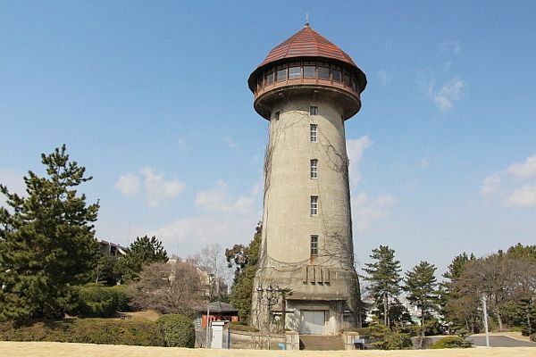 [写真]見た目も絵になる東山給水塔。かつては配水塔として活躍したが、現在は非常用応急給水施設に。周辺の住宅地になじむ佇まい