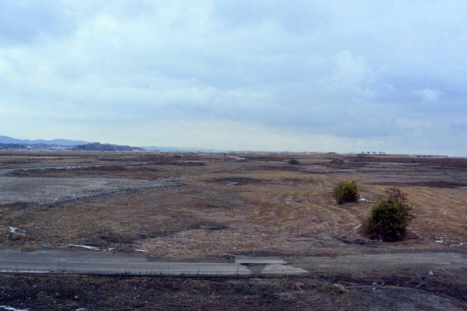 [写真]新市街地の造成・復興工事が進む一方で、それ以外の地域はまだ手つかずの状態。 中浜地区は、津波に呑まれた中浜小学校の校舎を震災遺構として保存し、その周辺 にメモリアル公園を建設して、防災教育やボランティアガイドの活動拠点とする 計画